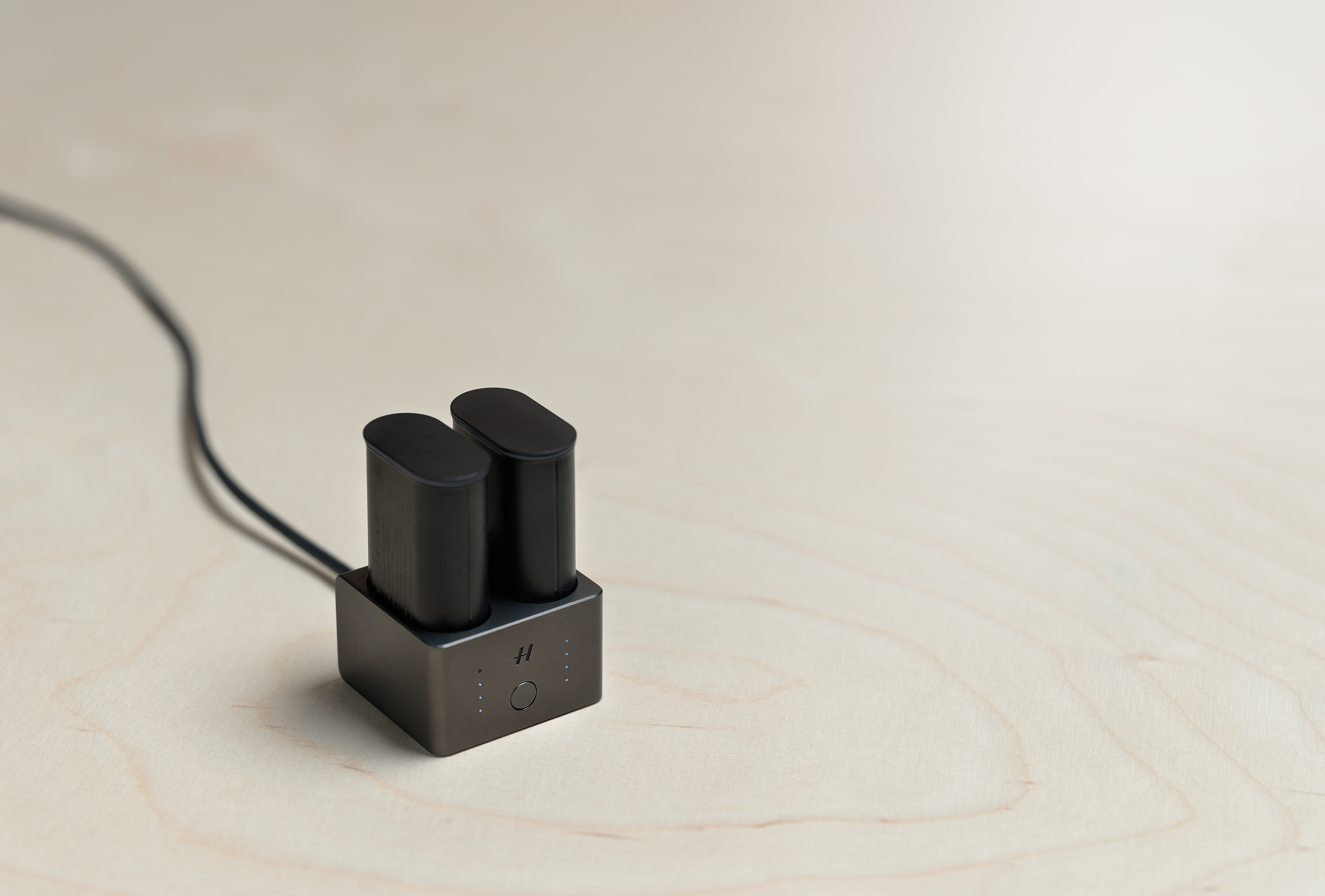 HASSELBLAD X SYSTEM EXPANDS WITH RELEASE CORD X AND BATTERY